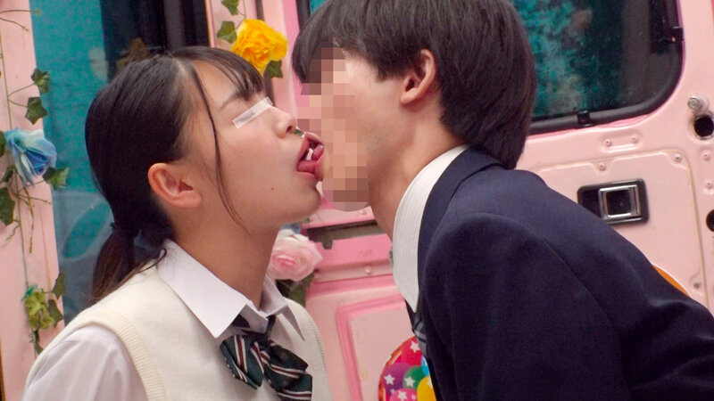 一般男女モニタリングAV×マジックミラー便コラボ企画 アオハル限定 田舎のウブな女子○校生が童貞の同級生男子を初めての筆おろし体験！狭い車中で2人っきりになっただけで大興奮！ガチガチ勃起の男子チ○ポに迫られて恥じらいながらも膣がキュンキュンしちゃった純朴娘… - サンプル画像 - 3