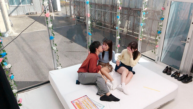 顔出しMM号 女子大生限定 ザ・マジックミラー 徹底検証！男女の友情は成立する！？友達関係のリアル素人大学生3人が日本一エロ～い車の中で初めての逆3P体験！女友達とのハーレムSEXでW生中出しスペシャル！ - サンプル画像 - 3