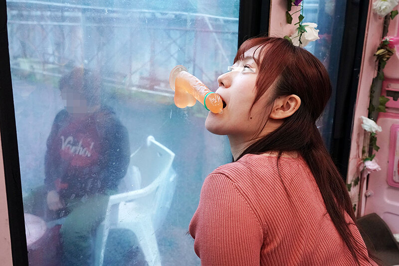 一般男女モニタリングAV×マジックミラー便コラボ企画 愛する夫の目の前で路上NTR！清楚な人妻が「お口だけでコンドーム装着」に挑戦！2 ノーハンドでデカチンを咥えたご無沙汰妻のオマ○コは欲しがり汁が溢れ出す！旦那の目の前で寝取って最後はゴムを外して生中出し！ - サンプル画像 - 2