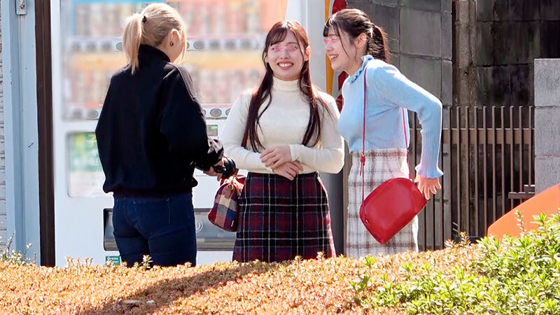 顔出しMM号 仲良し女友達限定 ザ・マジックミラー 親友同士の素人女子大生2人が初めての「レズH脱出ゲーム」に挑戦！恥じらいながらもレズキス/相互手マン/レズクンニ/レズ玩具/貝合わせ！興奮しちゃった友達同士の2人は同時イキが止まらない！ - サンプル画像 - 2