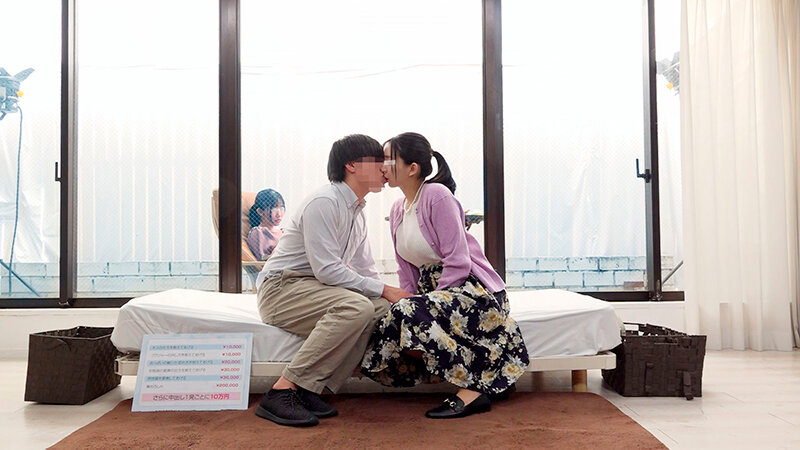 一般男女モニタリングAV マジックミラーの向こうには実の娘（=彼女）！「娘がダメなら私が…」巨乳母がデカチンすぎて童貞卒業できない娘の彼氏を優しく筆おろし！フル勃起デカチ○ポを根元まで受け挿れたご無沙汰オマ○コと性欲溢れる童貞チ○ポの中出しセックスは1発限… - サンプル画像 - 3