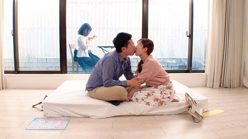 一般男女モニタリングAV マジックミラーの向こうにはキスすら拒む妻！欲求不満旦那と妻の妹が「ずーっと濃厚ディープキス」ミッションに挑戦！舌を激しく絡め合わせるねっとりベロチューでオマ○コがトロけた妹は姉（妻）が真横にいるのに姉の旦那と禁断のキスまみれセック… - サンプル画像 - 2