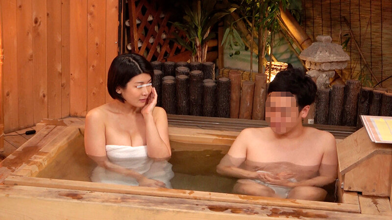 一般男女モニタリングAV 家族旅行中にW不倫しちゃった男女のその後まで追跡スペシャル 巨乳妻が初対面のデカチン既婚男性とタオル一枚で相席混浴！スケベ本性剥き出しの連続射精セックス！！…が忘れられない男女がお互いのパートナーの目を盗んで何度も繰り返す中出し密会… - サンプル画像 - 2