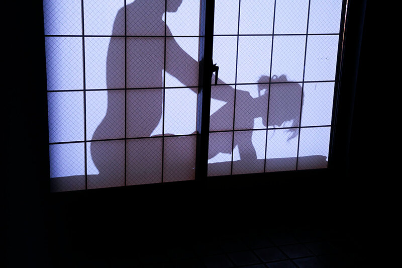 美人義母の障子越しシルエットSEXを毎日覗いていることに気づかれて…父が出張中、童貞の僕を寝室に連れ込み何度も中出しさせてくれた義母との秘密の家庭内NTR 望月りんね - サンプル画像 - 5