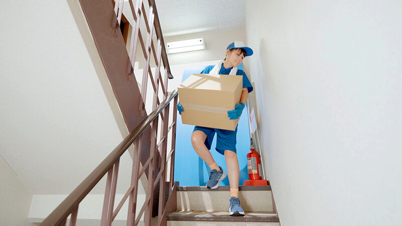 引越屋NTR ガテン系筋肉男だけの職場にただ一人の新婚アラフォー妻、若い絶倫チ○ポとの汗だくSEXにハマり肉オナホに堕ちる 本田瞳 - サンプル画像 - 2