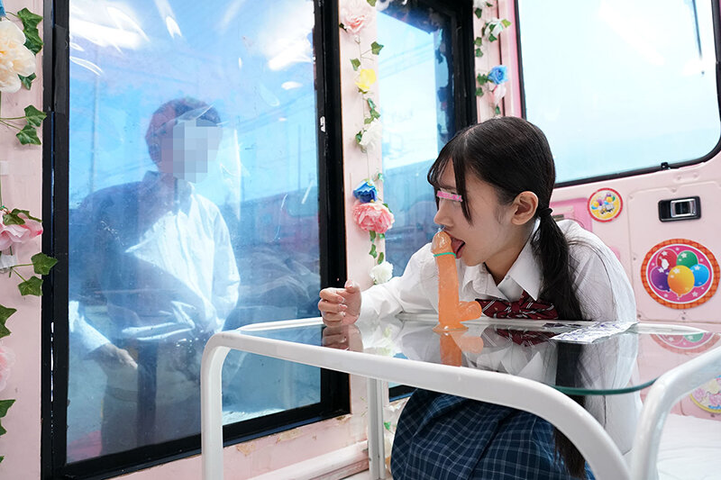 一般男女モニタリングAV×マジックミラー便コラボ企画 彼氏の目の前で路上NTR！女子○校生が初めての「お口だけでコンドーム装着」に挑戦！ノーハンドでデカチンを咥えたうぶなオマ○コは恥じらいながらもびしょ濡れ！彼氏の目の前で寝取って最後はゴムを外して生中出し！ - サンプル画像 - 2