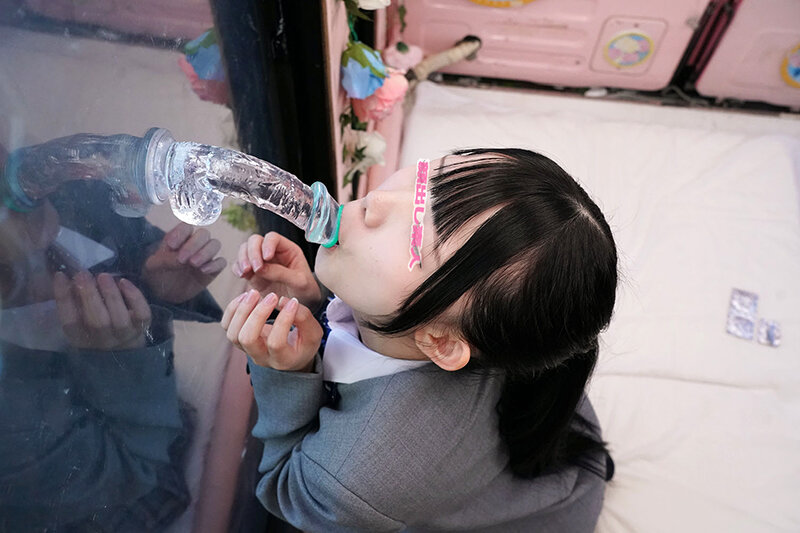 一般男女モニタリングAV×マジックミラー便コラボ企画 彼氏の目の前で路上NTR！女子○校生が初めての「お口だけでコンドーム装着」に挑戦！ノーハンドでデカチンを咥えたうぶなオマ○コは恥じらいながらもびしょ濡れ！彼氏の目の前で寝取って最後はゴムを外して生中出し！ - サンプル画像 - 3