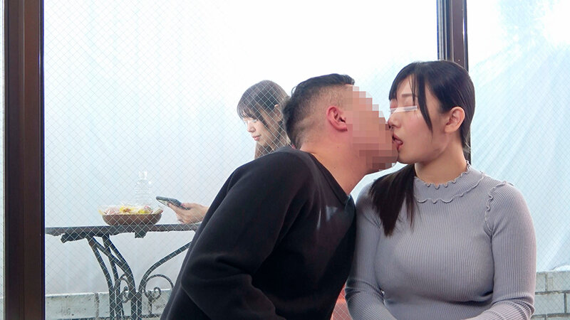 一般男女モニタリングAV マジックミラーの向こうには実の娘（=彼女）！「娘がダメなら私が…」巨乳母がデカチンすぎて童貞卒業できない娘の彼氏を優しく筆おろし！2 フル勃起デカチ○ポを根元まで受け挿れたご無沙汰オマ○コと性欲溢れる童貞チ○ポの中出しセックスは1… - サンプル画像 - 3