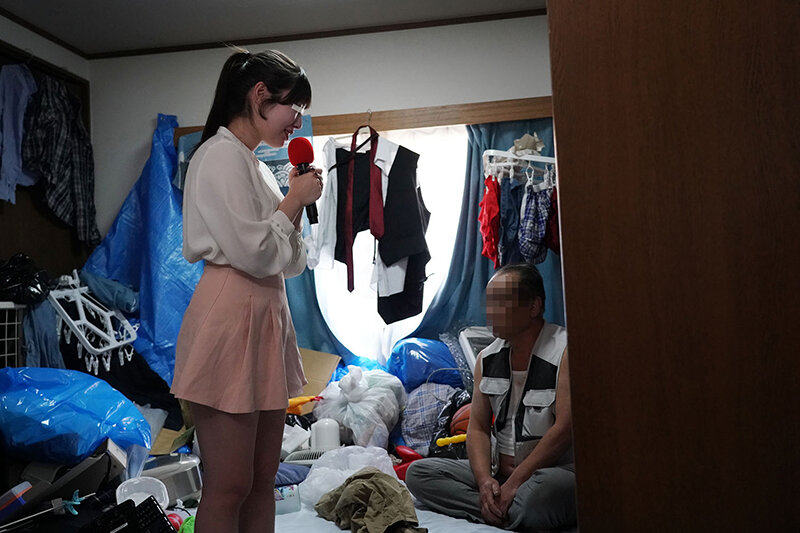一般男女モニタリングAV アナウンサーを目指す女子大生が近隣住民を悩ませるゴミ屋敷リポートに挑戦！取材中に10年以上SEXしていない性欲満タンおじさんが暴走して異臭漂う汚チ○ポ即ハメ！溜め込んだザーメンを全て注ぎ込むまで終わらない粘着ピストンで抜かずの連続中出… - サンプル画像 - 2