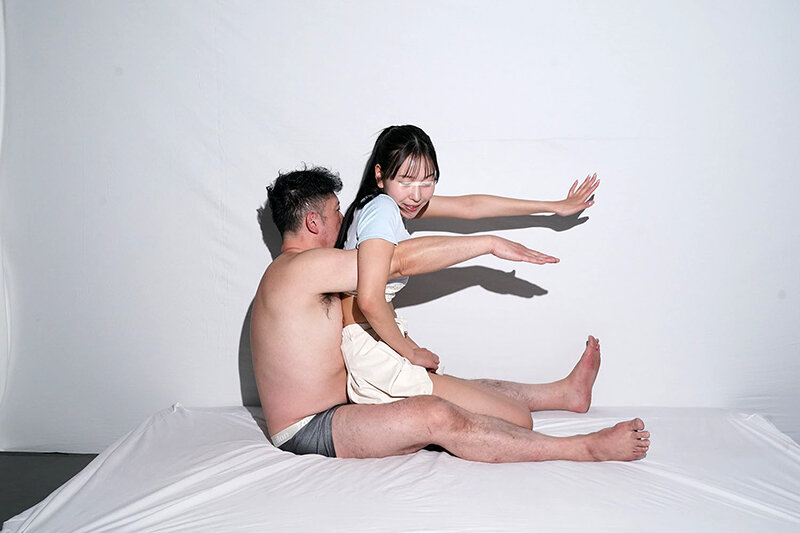 一般男女モニタリングAV ラブラブカップル限定 影絵に挑戦！ドキドキ寝取られシルエットクイズ！5 布越しに彼氏に見られているのに女子大生がデカチンSEXで生中出し！ - サンプル画像 - 4