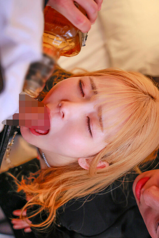 【4K】金髪喪服ギャル。6年ぶりに再会した部活仲間に記憶が無くなるまで酔わされ集団中出し乱交で弄ばれた元野球部マネージャー めぐり24歳 - サンプル画像 - 7