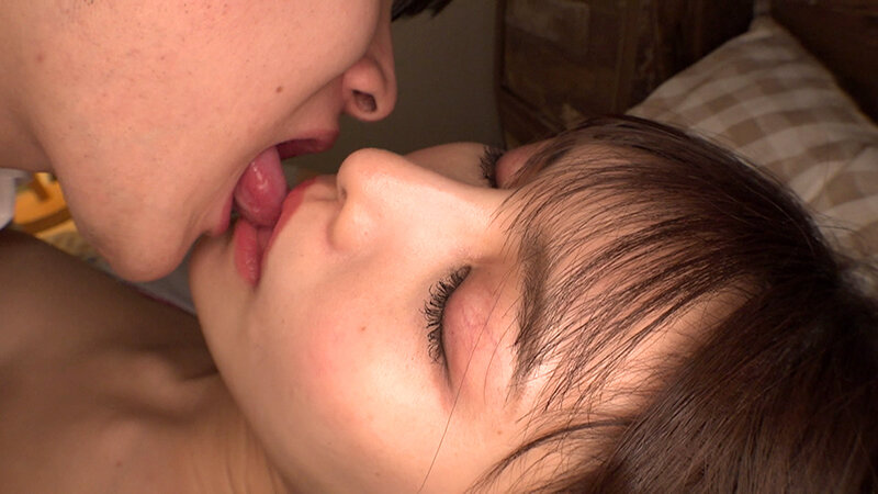 社飲みでつぶれた同僚をお持ち帰りしてドロ酔い性交。ボクを彼氏だと思っているらしく濃厚ベロチュウし放題でまさかの生ハメOK！ピストン中に酔い冷めしたけどお互いイク寸前の腰振りを止められずそのまま朝まで中出し！ - サンプル画像 - 5