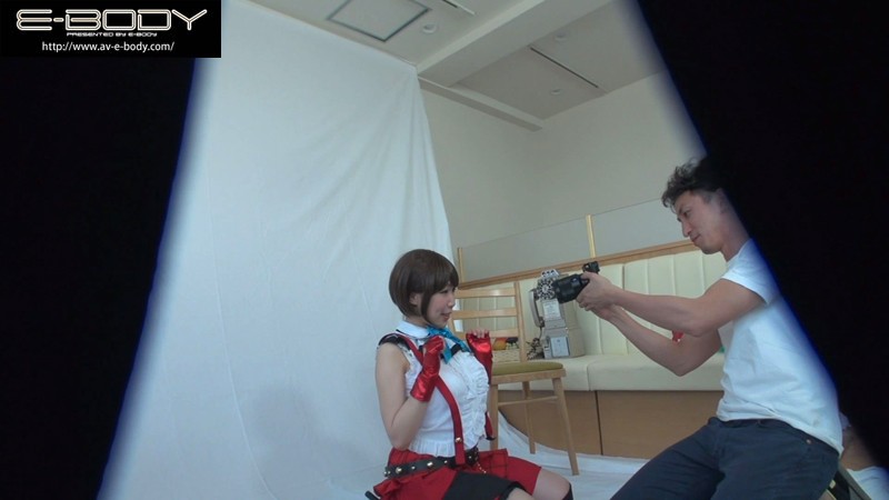 純白デカパイ過激露出が話題の有名コスプレイヤーを個人撮影会で口説きまくって遂にハメた！その様子を隠し撮りしてそのままAV解禁デビュー！ れむちゃん - サンプル画像 - 2