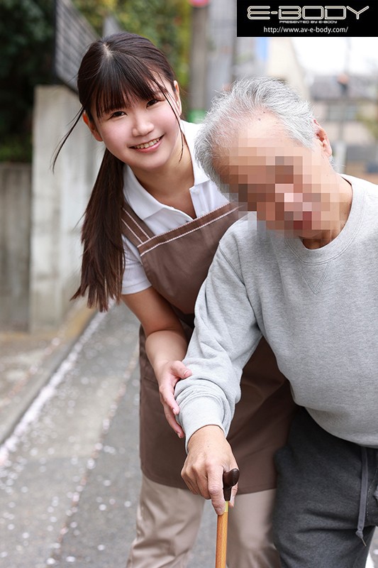 おじいちゃんもおちんちんも優しくお世話する東北出身の癒しスマイル豊満Jカップ介護士さんAVデビュー Q.なんで巨乳の女の子は優しそうなの？ A.巨乳が母性を感じさせるからです。 絢弓あん - サンプル画像 - 1