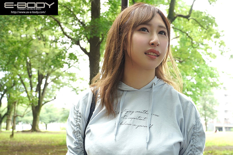新人 AVに出演するか悩んで623日…やっぱり女優さんになりたい！夢もおっぱいも大きいおっとり色白女子大生 AVデビュー 白咲颯夏 - サンプル画像 - 4