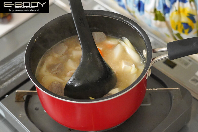 「大家族の長女で家族のみんなが本当に大好き！休日は8人分の料理もしてます！」 高嶺の花に見えますが実は超家庭的！！激むちメガトンJカップ花渕なつE-BODY専属AVデビュー - サンプル画像 - 6