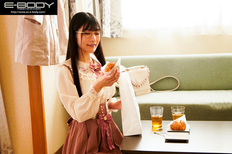 初めて出来た彼女を脱がしたら… 着衣からは想像できないスリム巨乳だしメガネ姿からは想像できない可愛い素顔 大興奮の僕は性欲尽きるまでハメまくった 胡桃さくら - サンプル画像 - 2