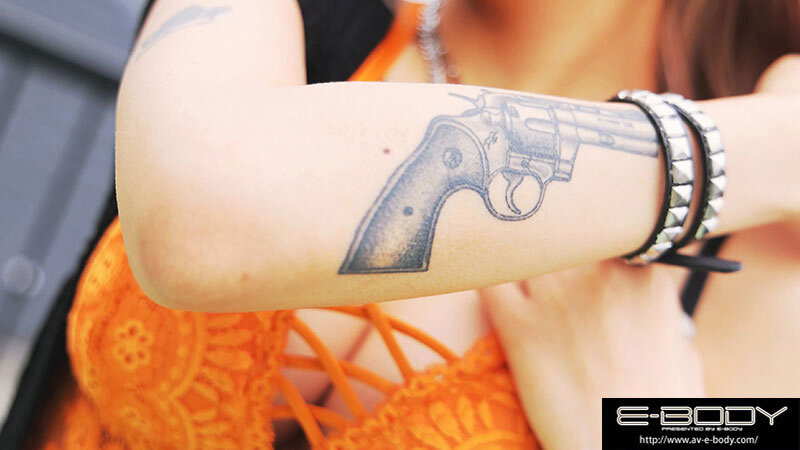 痴女られるなら美少女よりギャルが良い！クラブで逆ナンしてきたタトゥースリム巨乳 ノリでAVデビュー 鳳カレン - サンプル画像 - 10