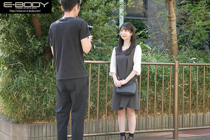 経験人数0.5人 今AV界で最も男性経験のない色白巨乳素人が初イキするまでのAV出演ドキュメント 雪咲すみれ - サンプル画像 - 1