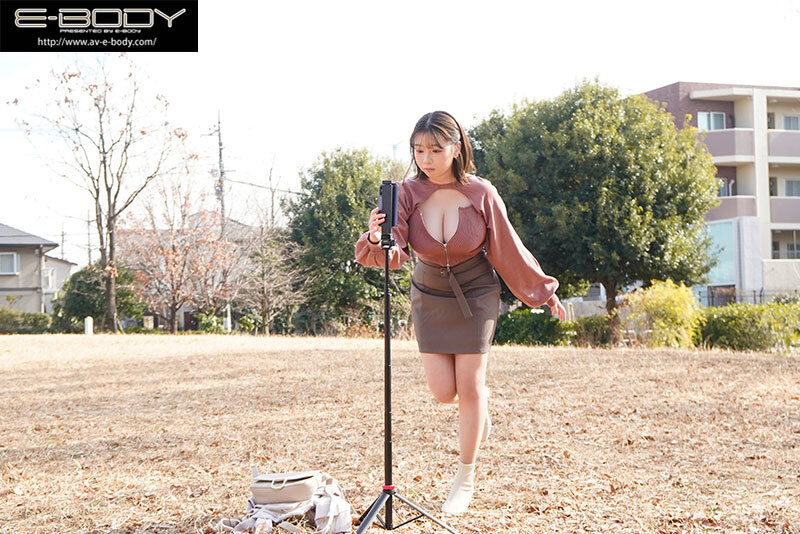 どんどん過激化するバズる為の動画撮影 女子大生T●KT●kerによるギリギリの公然わいせつ無自覚着衣巨乳 小坂ひまり - サンプル画像 - 3