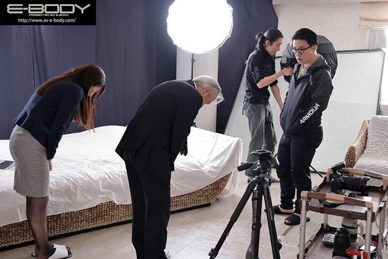 ヌードモデル代行NTR スタイル抜群の若妻は撮影の度に羞恥心が快感へと変わってしまい… 宮本留衣 - サンプル画像 - 1