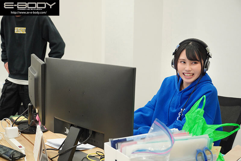 「監督志望だけど本当は女優さんになりたかった」 制作会社3年目の地味AD國森ありさ 諦めていたAV女優に大変身デビューします！ - サンプル画像 - 2