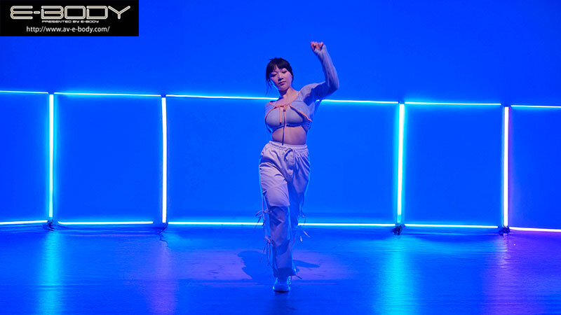 「やわ肉×筋肉」まさかの融合！実は全国クラスのダンサー 食べ盛り愛嬌ボディ女子大生は踊るたびにH乳が揺れ飛ぶAVデビュー 山本ことね - サンプル画像 - 1