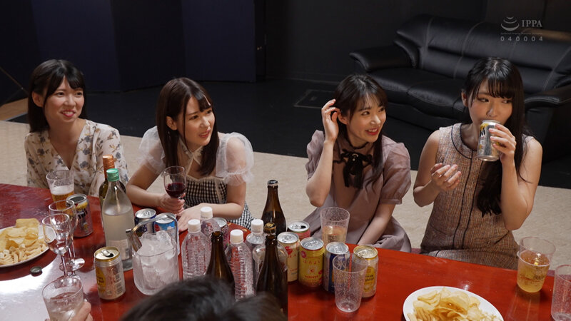 AV業界合コン！3 皆月ひかる 涼花くるみ 杏羽かれん 花井しずく ～AV業界騒然の飲酒、淫乱、淫行が交わる大合コン合戦！ - サンプル画像 - 1