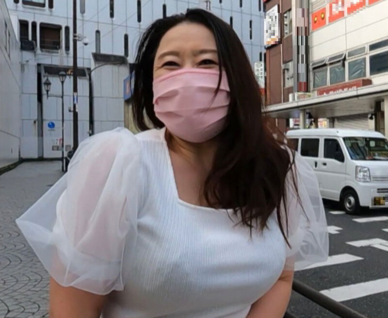 ＃素人熟女ハメ撮り ＃生中出し マッチングアプリで知り合った推定Hカップの豊満人妻が案外ウブなので弄り攻め倒してドスケベな本性を炙り出した！ 豊永映美 - サンプル画像 - 1