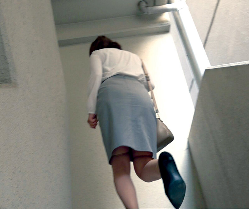 ［閲覧注意］輪●レ●プ映像 ノーカット無編集「婦女強●犯罪記録」 無限絶頂！ クロロホルムとスタンガンで昏●、媚薬で錯乱 激しく抵抗する熟妻に容赦無い連続追撃中出しピストン！子宮の奥底までえぐり突かれ壊され堕ちて行く… 秋元美織 - サンプル画像 - 1