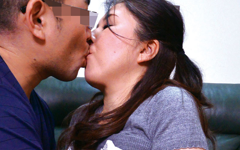 超スリルな状況で絶対にバレてはいけない！母×息子の危険なセックス4時間 - サンプル画像 - 4