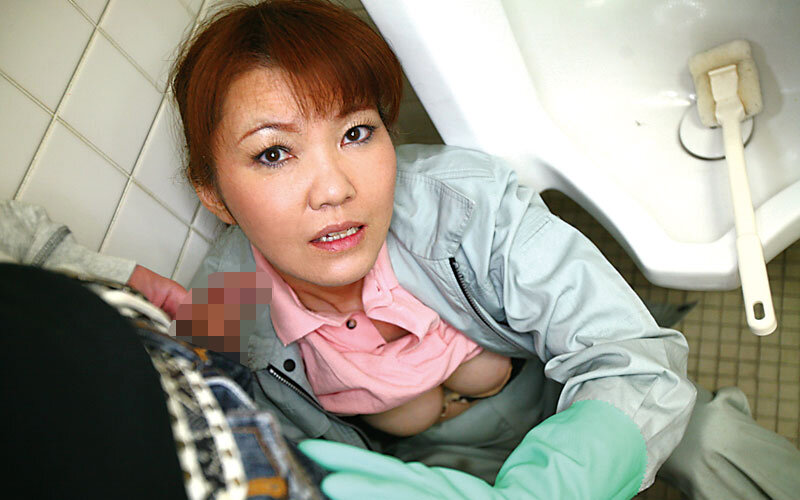 掃除婦の美熟女に勃起チ○コ見せたらその場で抜かれた4時間 - サンプル画像 - 11