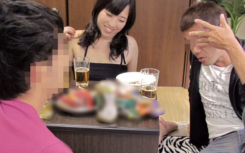超スリルな状況で絶対にバレてはいけない！酔った旦那が横で熟睡中×他人男との危険なNTR背徳セックス4時間 - サンプル画像 - 8