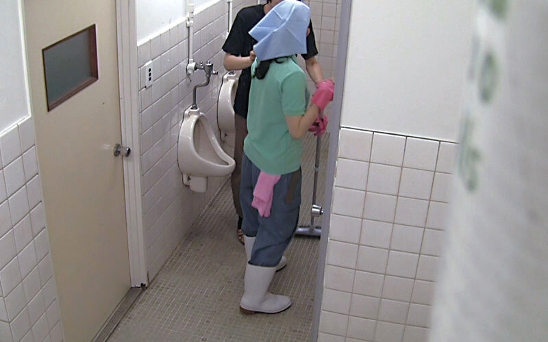 （なぜ、こんな処に痴女が？）まさかの遭遇！淫乱おばさんが潜む公衆便所！小便しようとしたら逆痴●された…4時間 - サンプル画像 - 3
