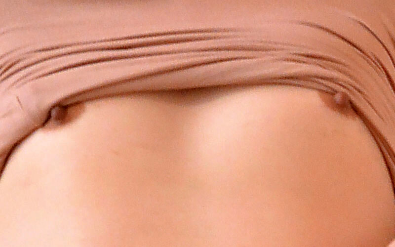 「こんなおばさんの乳首で興奮しちゃうの？」ノーブラの母は拒みつつも濡れていたので…4時間 - サンプル画像 - 2