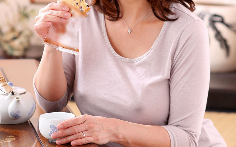 「こんなおばさんの乳首で興奮しちゃうの？」ノーブラの母は拒みつつも濡れていたので…4時間 - サンプル画像 - 5