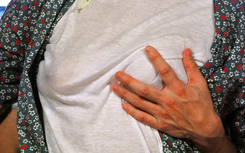 「こんなおばさんの乳首で興奮しちゃうの？」ノーブラの母は拒みつつも濡れていたので…4時間 - サンプル画像 - 9