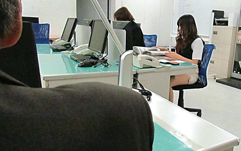 パート先でセクハラ行為をされて、逆に発情してしまう人妻4時間 - サンプル画像 - 13