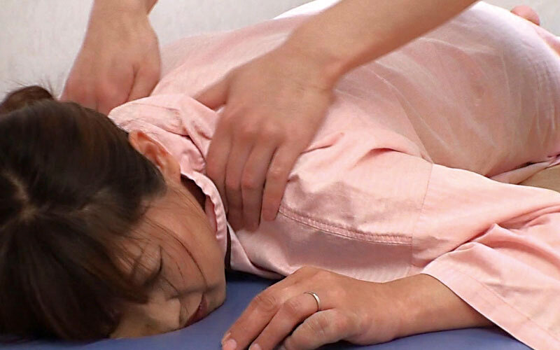 カーテン1枚挟んだ夫の横で、人妻が嫌でもイカされる性感マッサージ4時間 - サンプル画像 - 1