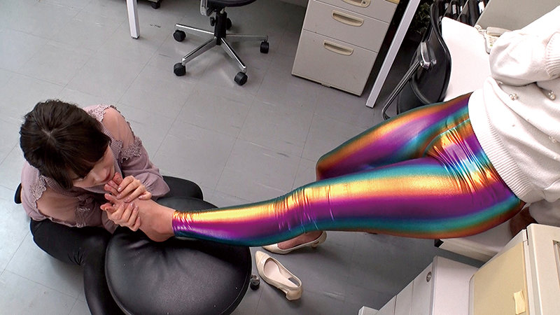 蒸れて汗ばんだレギンス臭嗅ぎ舐めレズ - サンプル画像 - 10