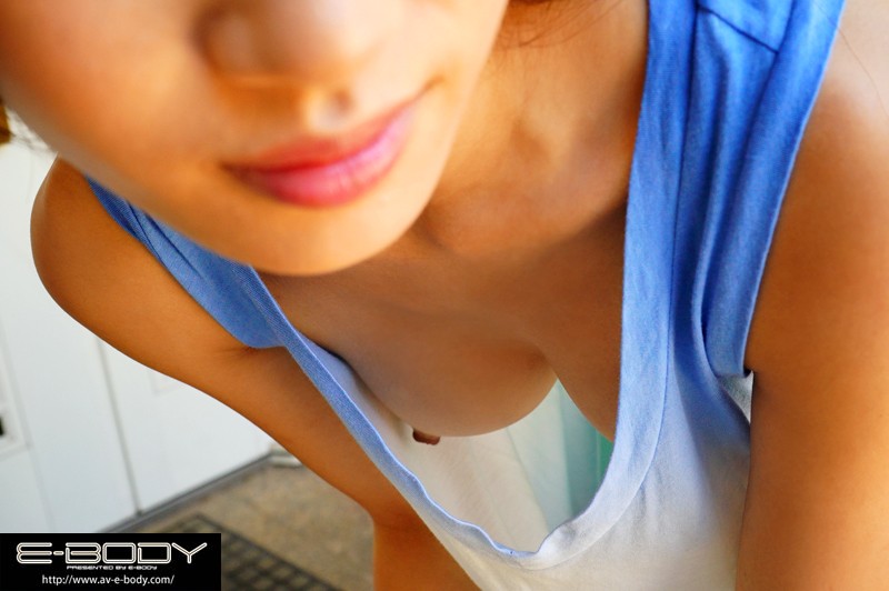 巨乳若妻のノーブラ誘惑 隣の欲求不満な奥様の美乳がチラリ ほしの景子 - サンプル画像 - 1