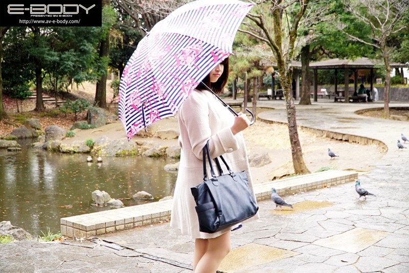 夫に内緒ではじめてのAV 奇跡の揉み心地 超弾力Hカップ まりこ25歳 - サンプル画像 - 1