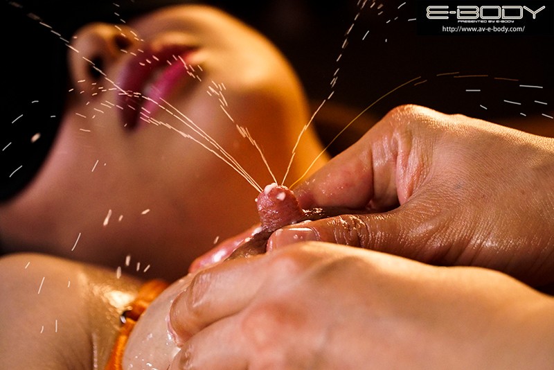 1年と8ヵ月のセックスレス…出産で乳頭感度高まり欲求不満限界！スレンダー美ボディ若妻の母乳噴出イキAVデビュー 長峰河南 - サンプル画像 - 7