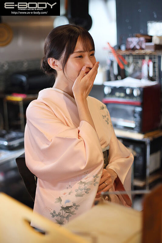 お客様には決して見せない、着物で隠れた純白Gカップと淫らな人妻セックス 料亭の美人女将 佐野秋帆（28）AVデビュー - サンプル画像 - 2