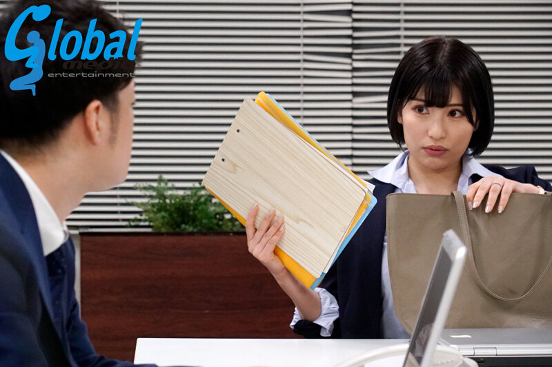 嵐の夜、会社に閉じ込められた女上司と二人きり 若宮はずき - サンプル画像 - 1