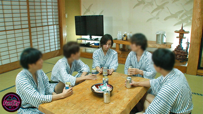 息子ほど年の離れたバイト先の男子学生達と一泊二日の温泉旅行に来たFcup巨乳パート主婦はちょっぴり欲求不満で…僕達みんな40歳パート主婦ともかさんのガチ恋勢 - サンプル画像 - 13