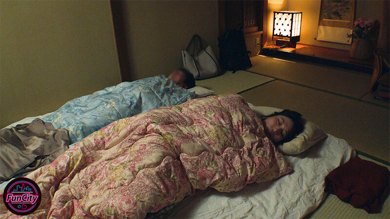 筆おろし温泉ソープ 親父が再婚して― Kカップ爆乳の義母さんができた。家族旅行で僕が童貞なのを知ると… 菅日菜子 - サンプル画像 - 14