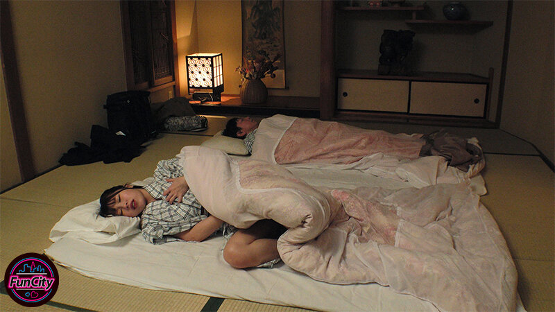 筆おろし温泉ソープ 親父が再婚して― Iカップ爆乳の義母さんができた。家族旅行で僕が童貞だとわかると淫乱な義母さんに狙われて…有岡みう - サンプル画像 - 15