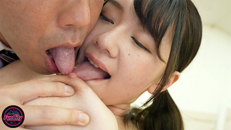 クラスでは真面目な地味っ娘はバレたらヤバい状況で焦る男にIcup隠れ巨乳で挑発する小悪魔J系だった！密着囁き淫語で誘惑されて…小坂ひまり - サンプル画像 - 14