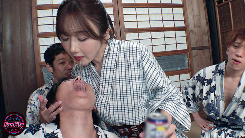 息子ほど年の離れたバイト先の男子学生達と一泊二日の温泉旅行に来た美熟女パート主婦はお酒に酔うとノリノリで…俺たちみんな39歳パート主婦ひびきさんのガチ恋勢 大槻ひびき - サンプル画像 - 14